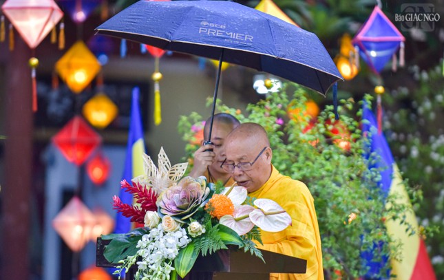 Hòa thượng Thích Chơn Nguyên tuyên đọc Thông điệp Phật đản của Đức Pháp chủ GHPGVN