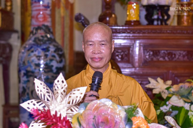 Thượng tọa Thích Tâm Minh, trụ trì thiền viện Vạn Hạnh chia sẻ ý nghĩa của sự kiện Đức Phật ra đời đến các Phật tử tham dự