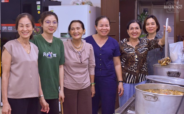 Phật tử Nguyên Trúc cùng những người bạn phục vụ ẩm thực cho người dân khi đến chùa