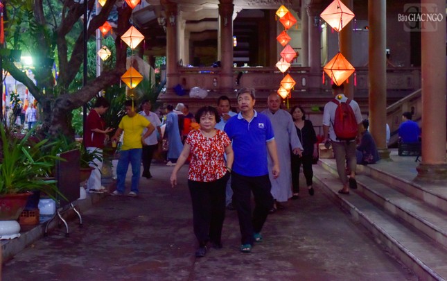 Mặc dù ngày thứ Hai nhưng vẫn rất đông người dân đến thiền viện Vạn Hạnh để tham dự Đại lễ Phật đản