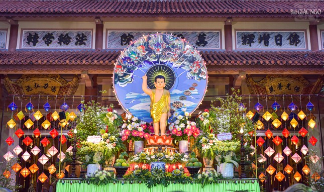 Tôn tượng Đức Phật đản sinh được thiết trí bên trong khuôn viên thiền viện Vạn Hạnh