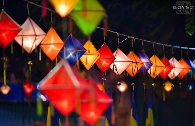 Không gian thiền viện Vạn Hạnh về đêm lung linh huyền ảo với những lồng đèn ú truyền thống được trang trí bên trong khuôn viên