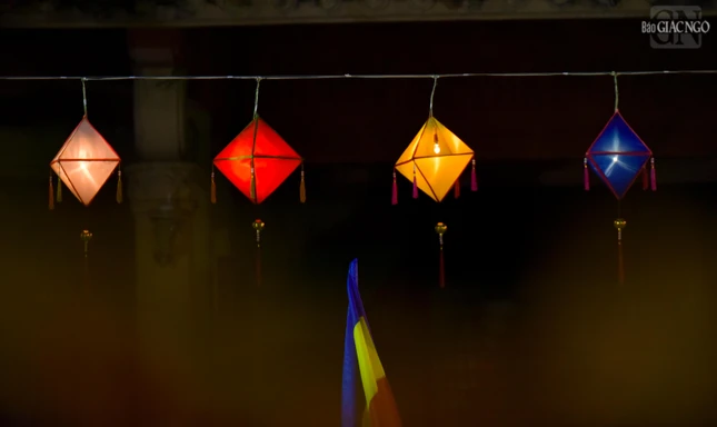 Lồng đèn ú đậm chất xứ Huế được trang trí trong mùa Phật đản Phật lịch 2569
