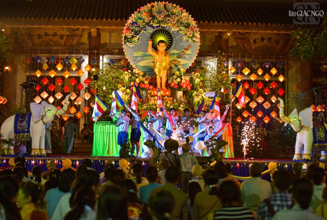 Chương trình văn nghệ cúng dường Đức Thế Tôn nhân ngày Đản sanh của Ngài do các em đoàn sinh GĐPT thực hiện tại thiền viện Vạn Hạnh