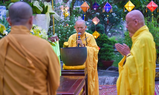 Thượng tọa Thích Tâm Chơn, tri sự thiền viện Vạn Hạnh và chư Tăng bổn tự thực hiện nghi lễ Khánh đản theo nghi thức truyền thống cố đô Huế