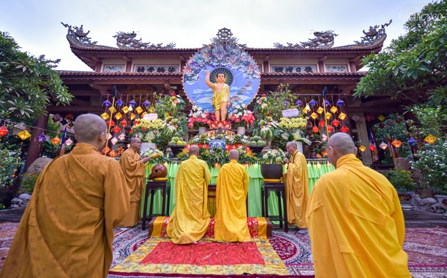 Chư Tăng thực hiện nghi thức Khánh đản
