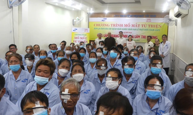 Chương trình mổ mắt miễn phí được chư Tăng chùa Lộc Dã thực hiện trong mùa Phật đản