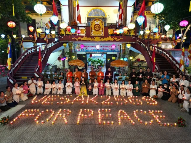 Chư Tăng, Phật tử chùa Tam Bảo thắp nến hoa đăng cầu nguyện