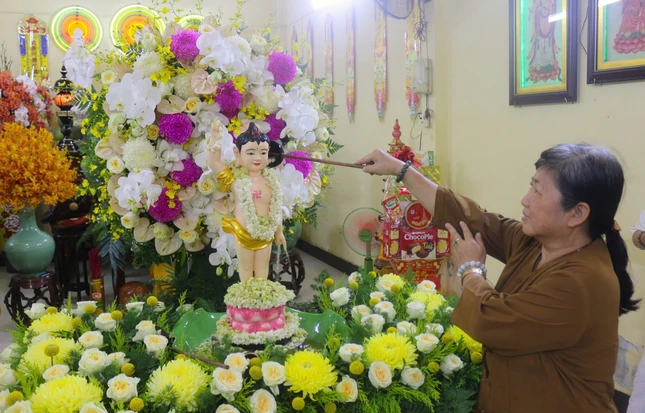 Phật tử thực hiện nghi thức Mộc dục