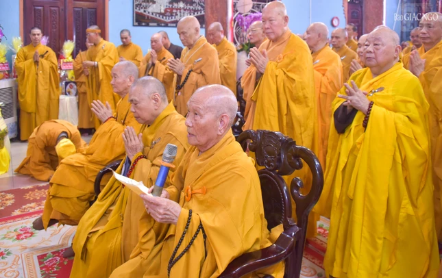 Đại chúng dâng hương tưởng niệm