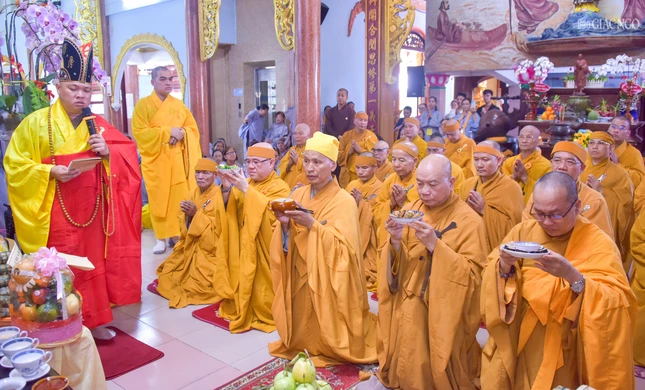 Môn đồ pháp quyến dâng phạn thực cúng dường