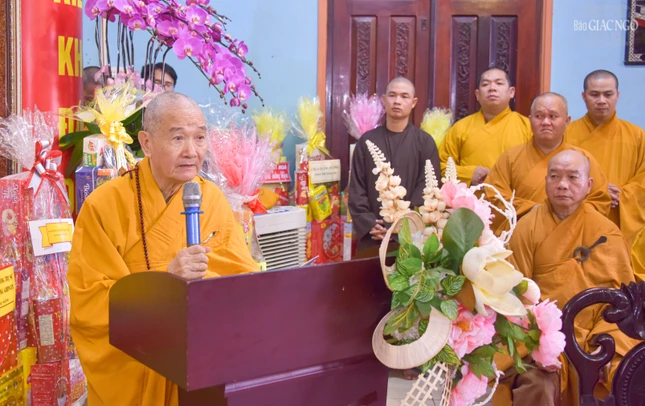 Trưởng lão Hòa thượng Thích Thanh Hùng tuyên đọc tiểu sử Trưởng lão Hòa thượng Thích Thanh Sơn