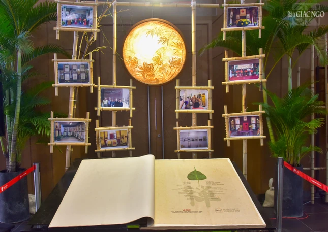 Tập Thơ thiền Lý - Trần độc bản in trên giấy dó khổ A0 được trưng bày tại triển lãm Tập Thơ thiền Lý - Trần độc bản in trên giấy dó khổ A0 được trưng bày tại triển lãm