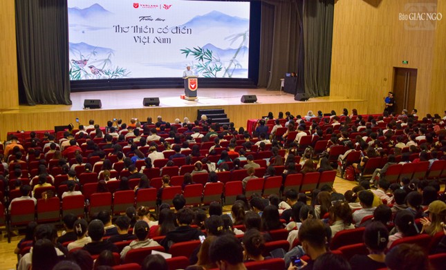 Nhà thơ Nguyễn Duy chia sẻ tập Thơ thiền Lý - Trần đến sinh viên Trường Đại học Văn Lang