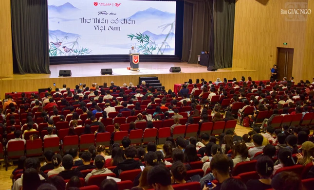 Nhà thơ Nguyễn Duy chia sẻ tập Thơ thiền Lý - Trần đến sinh viên Trường Đại học Văn Lang Nhà thơ Nguyễn Duy chia sẻ tập Thơ thiền Lý - Trần đến sinh viên Trường Đại học Văn Lang