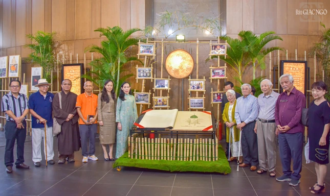 Các học giả, nhà trí thức tham dự triển lãm Các học giả, nhà trí thức tham dự triển lãm