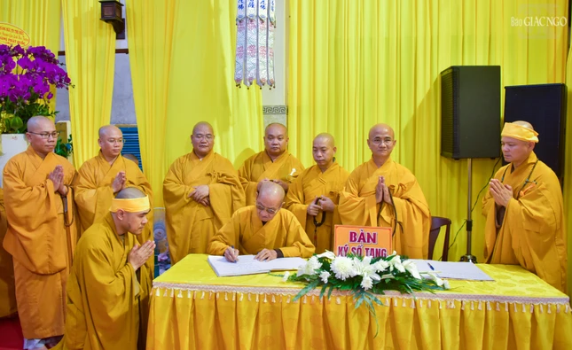 Ký sổ tang lưu niệm