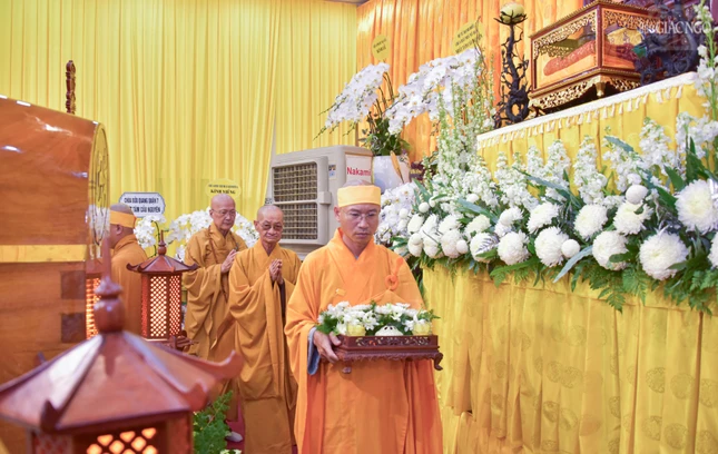 Hữu nhiễu kim quan