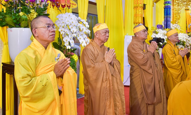 Thượng tọa Thích Thiện Từ, Trưởng ban Trị sự GHPGVN H.Nhà Bè cùng đại diện Ban Trị sự GHPGVN H.Nhà Bè và môn đồ pháp quyến