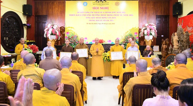 Thượng tọa Thích Đức Thiện trao tặng Bằng tuyên dương công đức đến các cá nhân, tập thể Ban Văn hóa T.Ư