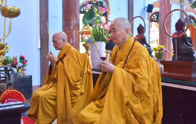 Trưởng lão Hòa thượng Thích Thanh Hùng hướng dẫn đại chúng niêm hương bạch Phật