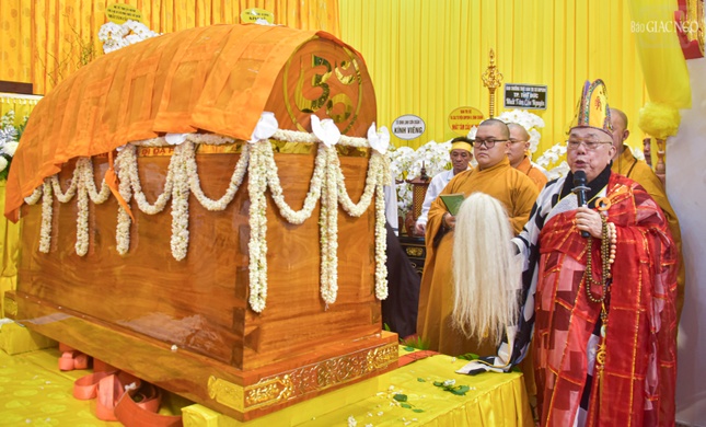 Hòa thượng Thích Thiện Tấn cử hành nghi lễ phất trần