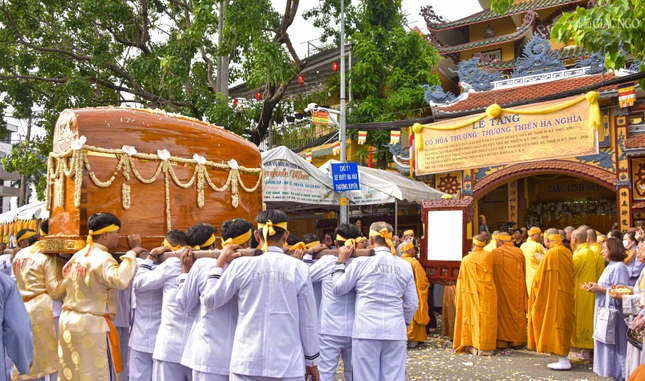 Cung thỉnh kim quan Hòa thượng Thích Thiện Nghĩa rời Giác linh đường chùa Chơn Giác đến nơi tổ chức trà-tỳ