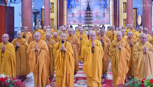 Đại chúng cầu chư vị Trưởng lão Hòa thượng ban lời giáo giới