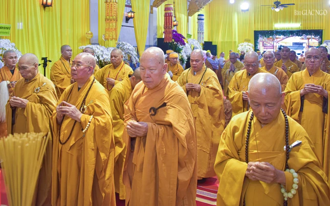 Chư vị Hòa thượng thắp hương tưởng niệm