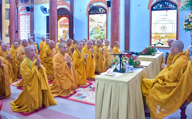 Đại chúng lắng lòng nghe Trưởng lão Hòa thượng Thích Thanh Hùng giáo giới