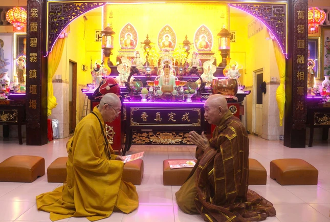 Nhị vị Hòa thượng thực hiện đối thú an cư