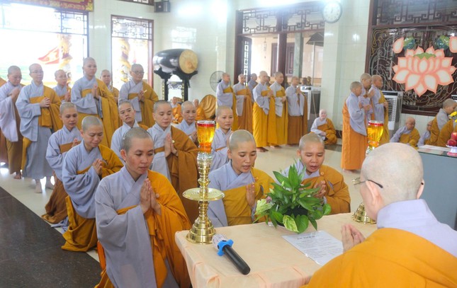 Chư Ni thực hiện nghi thức tác pháp an cư