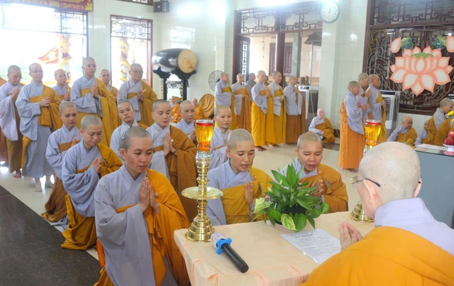 Chư Ni thực hiện nghi thức tác pháp an cư