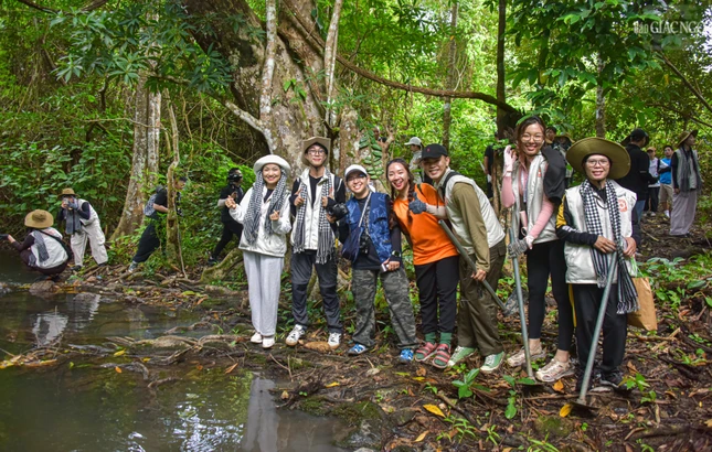 Trải nghiệm bên bờ suối