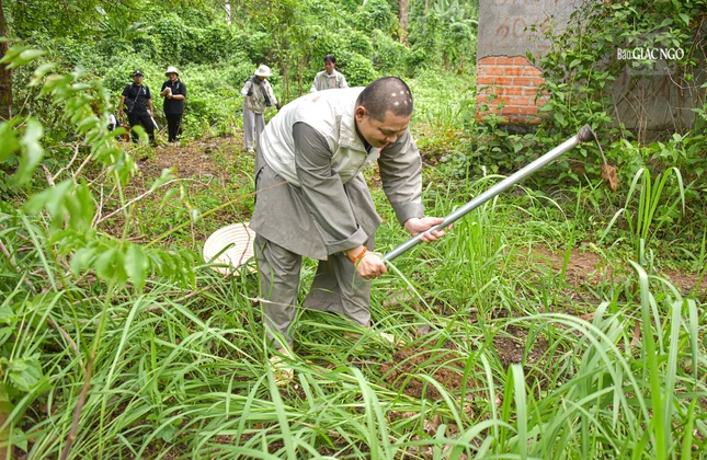 Chư Tăng chùa Diệu Pháp trồng cây