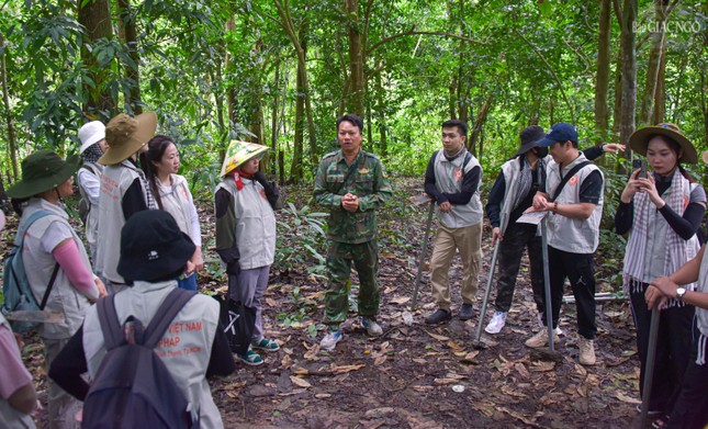 Cán bộ kiểm lâm giới thiệu các loài động, thực vật nơi đây đến các bạn trẻ Cán bộ kiểm lâm giới thiệu các loài động, thực vật nơi đây đến các bạn trẻ