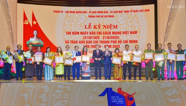 Trao Bằng khen đến các tập thể