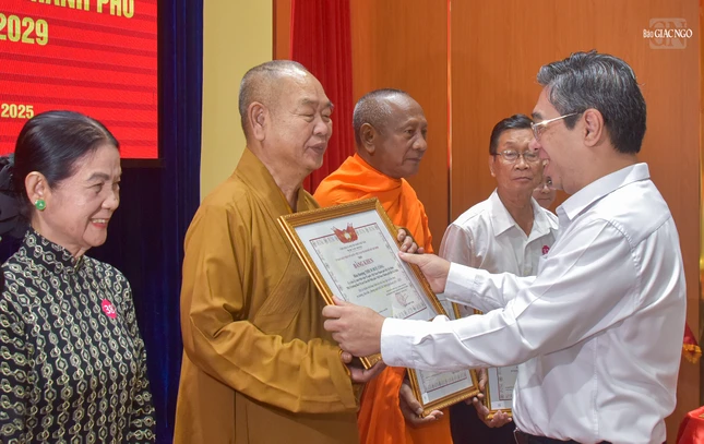 Hòa thượng Danh Lung, Hòa thượng Thích Huệ Công nhận Bằng khen tại hội nghị