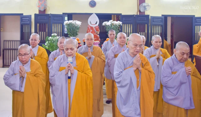 Chư Ni đảnh lễ tri ân chư tôn đức Ban Trị sự GHPGVN Q.4