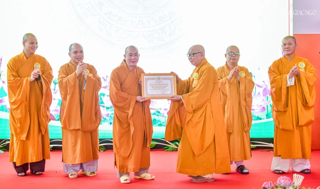 Thượng tọa Thích Thiện Bửu, Trưởng ban Trị sự GHPGVN Q.3 nhận Bằng tuyên dương công đức của Ban Trị sự GHPGVN TP.HCM đã hoàn thành công tác Phật sự Thượng tọa Thích Thiện Bửu, Trưởng ban Trị sự GHPGVN Q.3 nhận Bằng tuyên dương công đức của Ban Trị sự GHPGVN TP.HCM đã hoàn thành công tác Phật sự