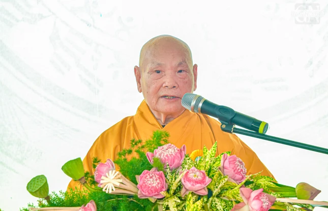 Trưởng lão Hòa thượng Thích Thiện Nhơn ban đạo từ chứng minh Trưởng lão Hòa thượng Thích Thiện Nhơn ban đạo từ chứng minh