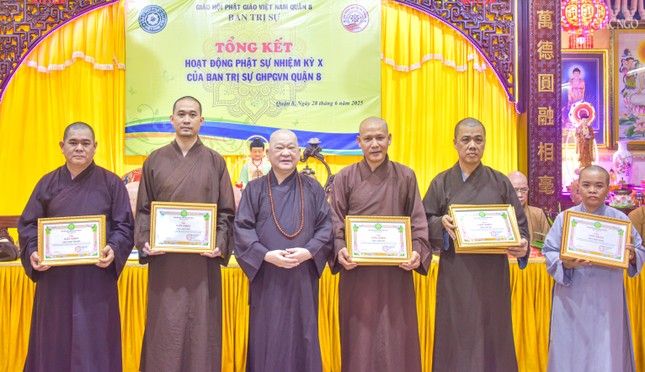 Tặng Giấy khen tri ân các tự viện