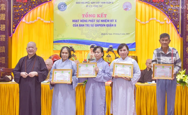 Tặng Giấy khen đến các đạo tràng Phật tử