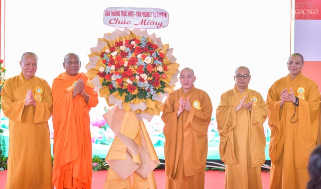 Ban Thường trực Hội đồng Trị sự - Văn phòng II T.Ư tặng hoa chúc mừng