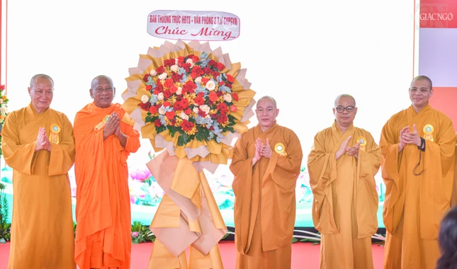 Ban Thường trực Hội đồng Trị sự - Văn phòng II T.Ư tặng hoa chúc mừng Ban Thường trực Hội đồng Trị sự - Văn phòng II T.Ư tặng hoa chúc mừng