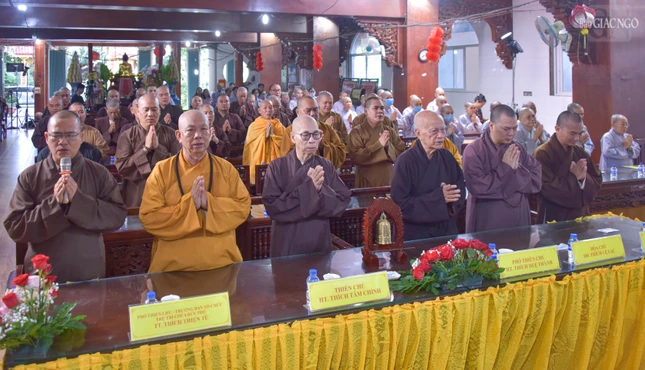 Chư tôn đức thực hiện nghi thức tâm linh trước khi bắt đầu buổi nói chuyện Chư tôn đức thực hiện nghi thức tâm linh trước khi bắt đầu buổi nói chuyện