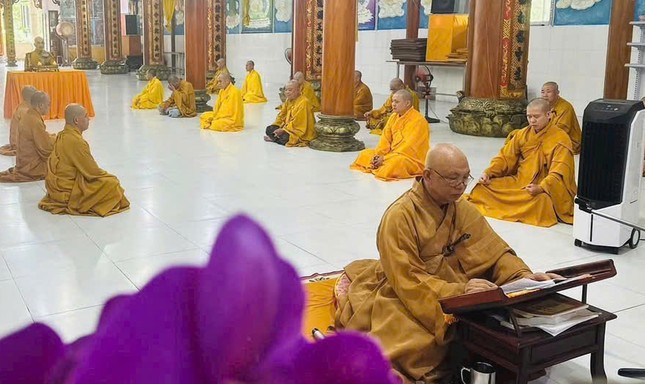 Thượng tọa Thích Thiện Từ hướng dẫn đại chúng tụng kinh sám hối Thượng tọa Thích Thiện Từ hướng dẫn đại chúng tụng kinh sám hối