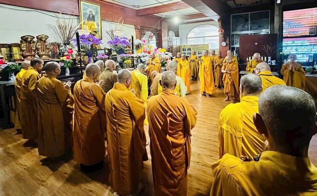 40 hành giả trên địa bàn xã Nhà Bè và Hiệp Phước (TP.HCM) thực hiện nghi thức Bố-tát tại hạ trường chùa Đức Phú 40 hành giả trên địa bàn xã Nhà Bè và Hiệp Phước (TP.HCM) thực hiện nghi thức Bố-tát tại hạ trường chùa Đức Phú