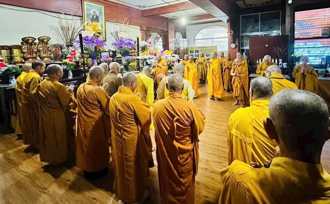 40 hành giả trên địa bàn xã Nhà Bè và Hiệp Phước (TP.HCM) thực hiện nghi thức Bố-tát tại hạ trường chùa Đức Phú