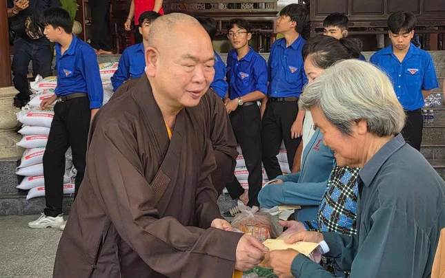 Hòa thượng Thích Huệ Công trao quà đến người dân